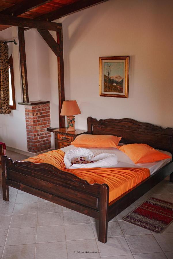 Keshtjella Syni Zi - Bujtine Hotel