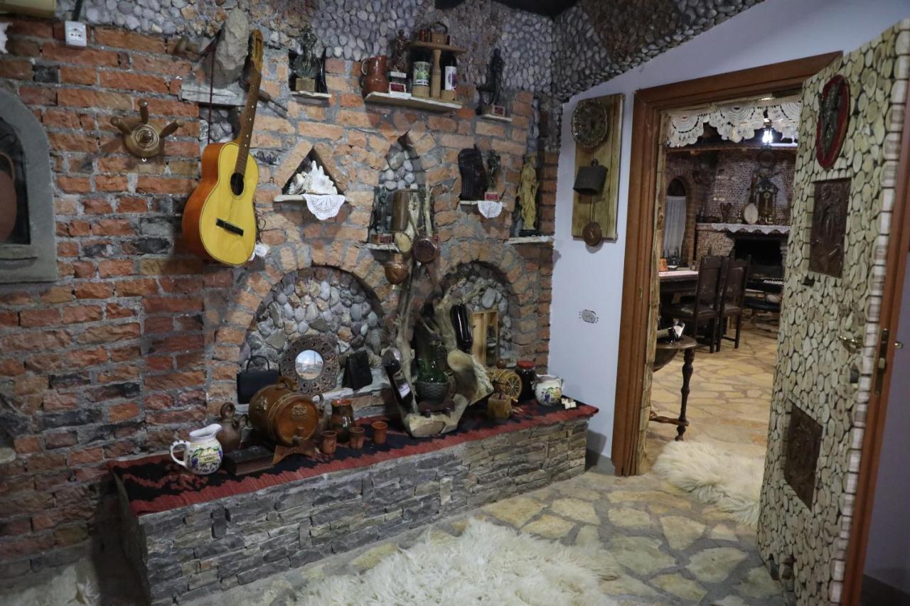 Keshtjella Syni Zi - Bujtine Shëngjin