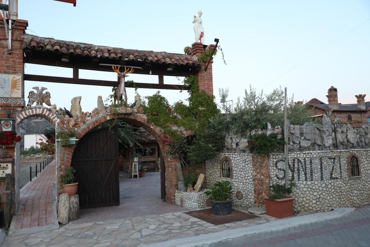 Keshtjella Syni Zi - Bujtine Shëngjin