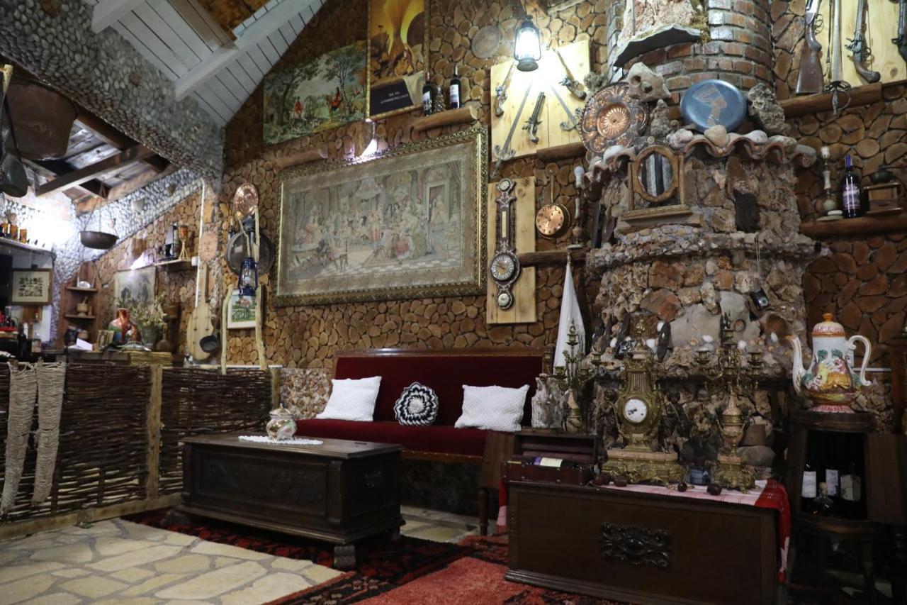 Keshtjella Syni Zi - Bujtine Hotel 3*