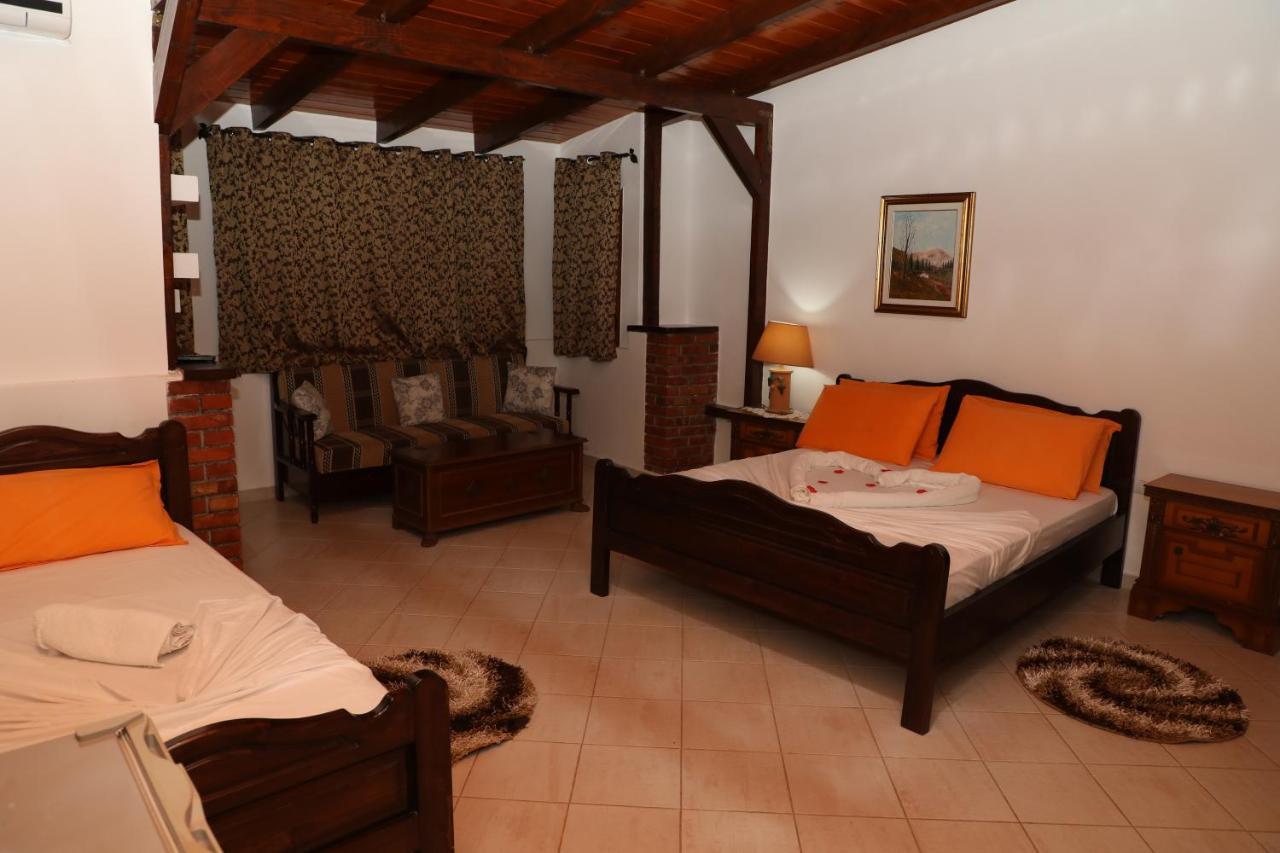 Keshtjella Syni Zi - Bujtine Hotel 3*