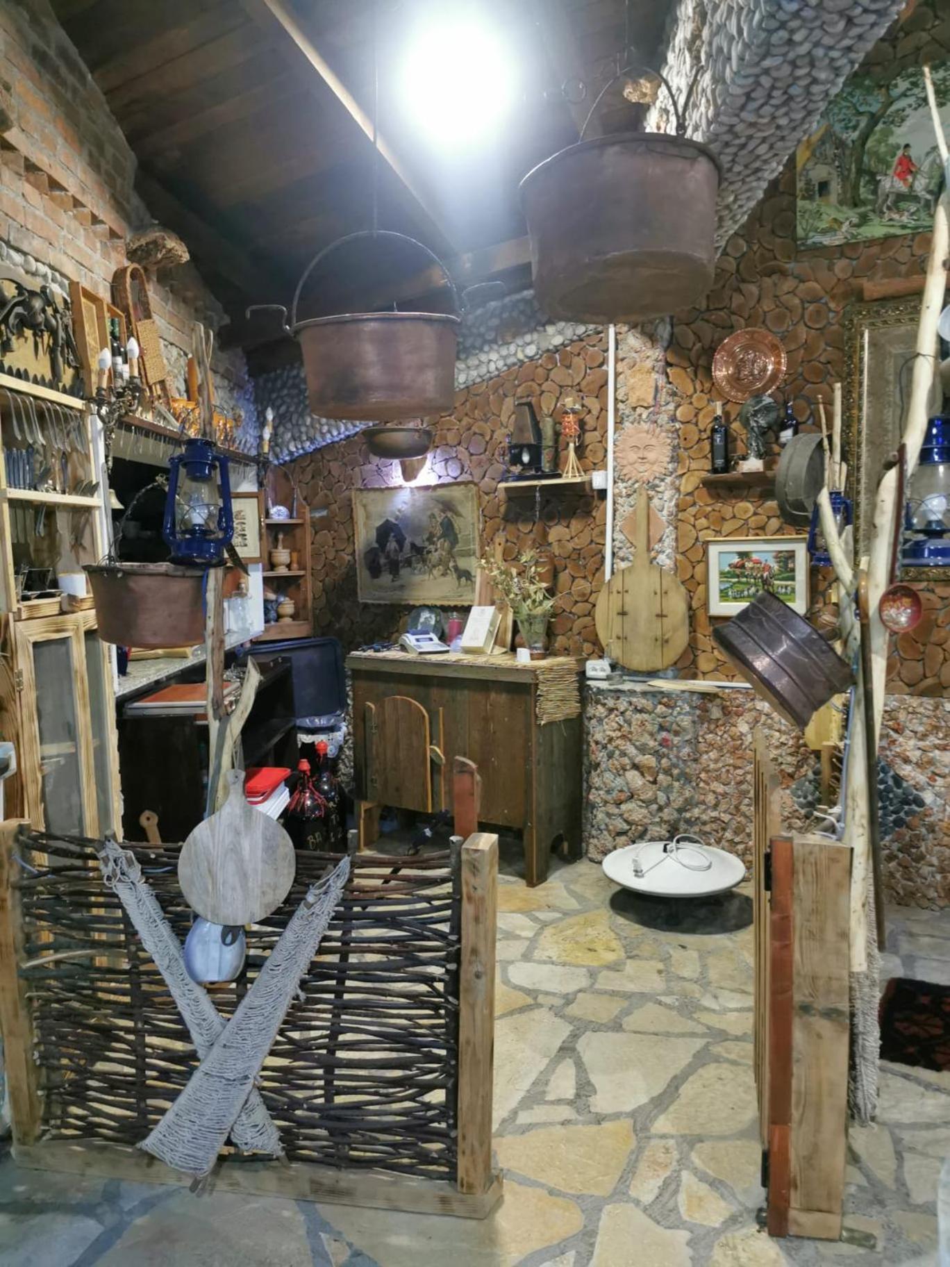 Hotel Keshtjella Syni Zi - Bujtine