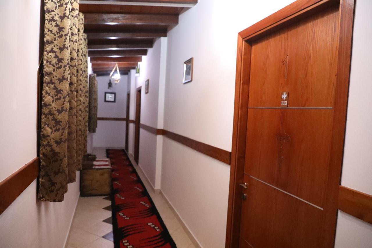 Keshtjella Syni Zi - Bujtine Hotel